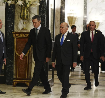 Spanish Prime Minister Pedro Sanchez with Iraqi Foreign Minister Fuad Hussein before the 34th Arab League summit in Baghdad, May 2025.