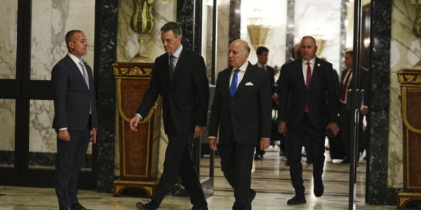 Spanish Prime Minister Pedro Sanchez with Iraqi Foreign Minister Fuad Hussein before the 34th Arab League summit in Baghdad, May 2025.