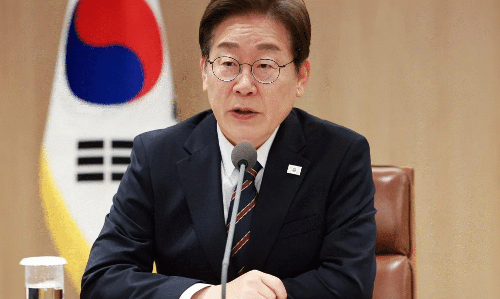 Presidential Residence of South Korea in Seoul,” “President of South Korea delivering economic policy speech,” “Symbol of South Korean presidency