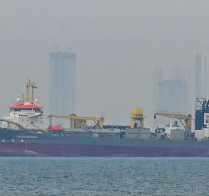 Middle East war impact on global economy with rising oil prices and shipping disruption